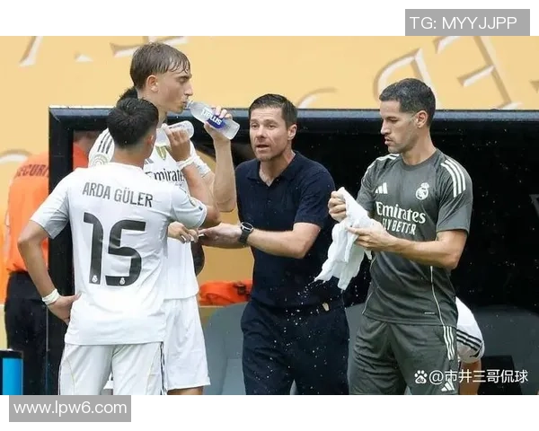 皇马与热刺激战正酣双方球员表现精彩引发球迷热议